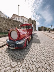 Toeristisch treintje in Porto met bezoek aan een wijnkelder en optionele boottocht